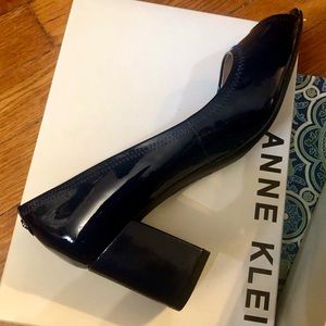 Anne Klein navy patten leather akmeredith pumps 8M